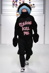 组图：英国时装秀现奇葩造型 网友惊呼毁三观