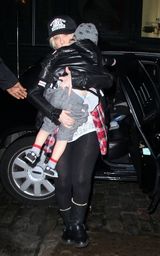 组图：克里斯蒂娜与男友甜蜜用餐 爱子超萌可爱