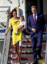 组图：凯特抱子随访澳洲 黄衣明艳狂风吹乱秀发