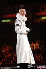 组图：张卫健鸡冠装表情搞怪 热吻巴两金