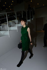 组图：孙俪绿裙清新亮相巴黎时装周优雅看秀