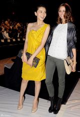 高清图：高圆圆出席纽约时装秀 与时尚名媛私密交谈