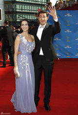 高清组图：艾美奖红毯 艾米丽-布朗特秀单肩裙