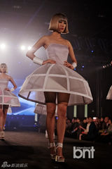 组图：韩歌手HAHA嘻哈献唱发型秀活动