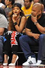 组图：蕾哈娜观战NBA忘情吃零食翻白眼