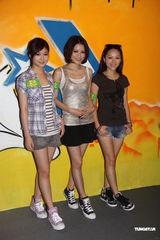 组图：何韵诗捧场篮球记者会 余文乐大方送拥抱