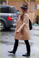 组图：佩内洛普克鲁兹购物走后门 大衣难掩大肚