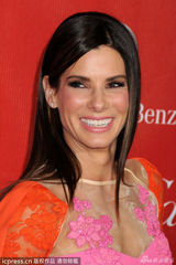 组图：桑德拉出席棕榈泉电影节 朱莉娅-罗伯茨豹纹争艳