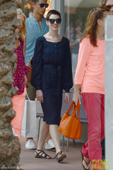 组图：安妮-海瑟薇比基尼度假 防走光水中更衣