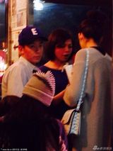 组图：陈冠希携女友悠闲逛夜市 与友人轻松嗨聊