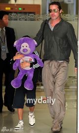组图：布莱德皮特赴韩宣传 爱子抱玩具熊遮面