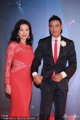 组图：任达华领带喜庆 金像奖杯原型美艳现身