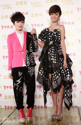 组图：中歌榜红毯群星盛装出席