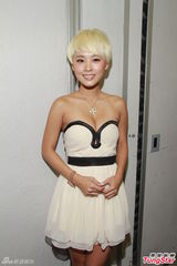 组图：罗彩玲爆乳亮相香港宣传写真集