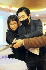 组图：网曝俞灏明2012年庆生照 戴口罩拥抱粉丝