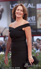 高清图：《我们相信》首映 弗朗西斯卡粉裙秀身姿