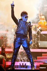 高清组图：谭咏麟开唱草蜢突袭 校长唱到热辣辣