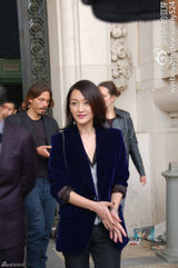 组图：周迅亮相巴黎时装周 马甲裤装休闲帅气