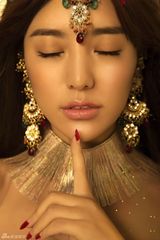 组图：阿兰穿土豪金长裙拍写真大气优雅