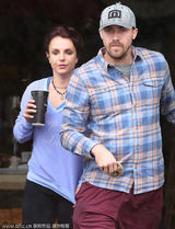 组图：布兰妮素颜携手男友逛街 不复往日靓丽