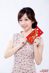 组图：吴丹妮淑女气质照曝光 手拿红包卖萌