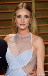 组图：惠特莉薄纱透视装亮相 男友杰森轻抚蛮腰