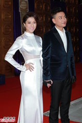 组图：钟嘉欣露背装抢镜 黄宗泽劲帅西装亮相