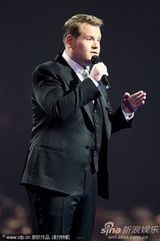 组图：第32届全英音乐奖 詹姆斯-科登怀念惠特尼