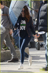 组图：暮光女中性装扮现身片场 获专人打伞遮阳