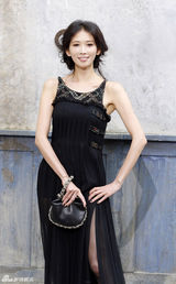 组图：周迅蕾哈娜等众星捧场卡尔秋冬大秀