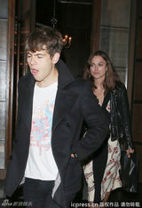 组图：奈特莉婚后首亮相晒钻戒 老公懒理狗仔