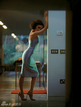 组图：贝嫂维多利亚卷发登杂志封面眼神犀利