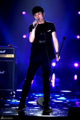 组图：歌手2邓紫棋白裙优雅 茜拉满文军补位