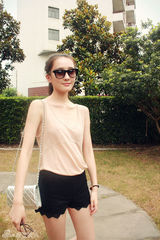 组图：王茗街拍LOOK 裸色上衣搭黑色短裤