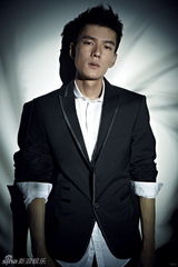 组图：许凝时尚写真彰显情男魅力