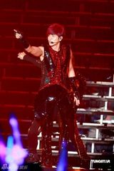 罗志祥个唱与两性感女郎热舞 热拥郑秀文(组图)