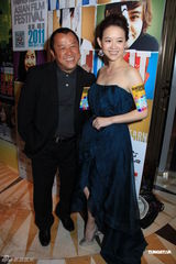 组图：周秀娜低胸短裙亮相 曾宝仪与父亲同台有压力