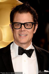 组图：约翰尼-纳什维尔黑框眼镜显文青范