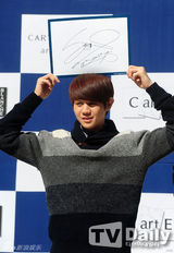 组图：BEAST出席粉丝签名会休闲装显亲和