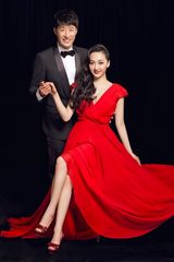 组图：于震与辛月甜蜜婚纱照曝光