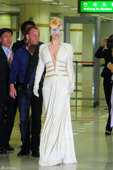 组图：LADY GAGA抵达韩国金浦机场 性感白裙优雅