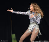 组图：洛佩兹火辣开唱 穿钻石流苏裙狂扭电臀