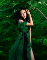 组图：袁姗姗风情写真曝光 抓住夏天最艳一抹绿