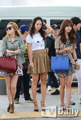 组图：少女时代赴台开唱 机场亮相衣着个性