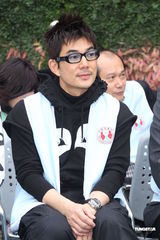 组图：任贤齐李李仁逛花博 开心分享爸爸经