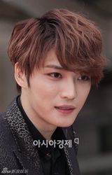 组图：金在中红毯脱衣吐舌逗粉丝 获奖感谢自己