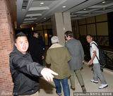 组图：陈冠希醉酒如厕 保镖对女粉丝动粗