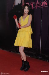 组图：杨丞琳办签唱秀酥胸 自称是罗志祥“男友” 