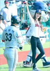 组图：韩星李多海为棒球比赛开球展明朗笑容