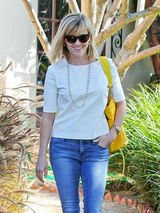 组图：瑞茜-威瑟斯彭洛城逛街 休闲装凸显气质